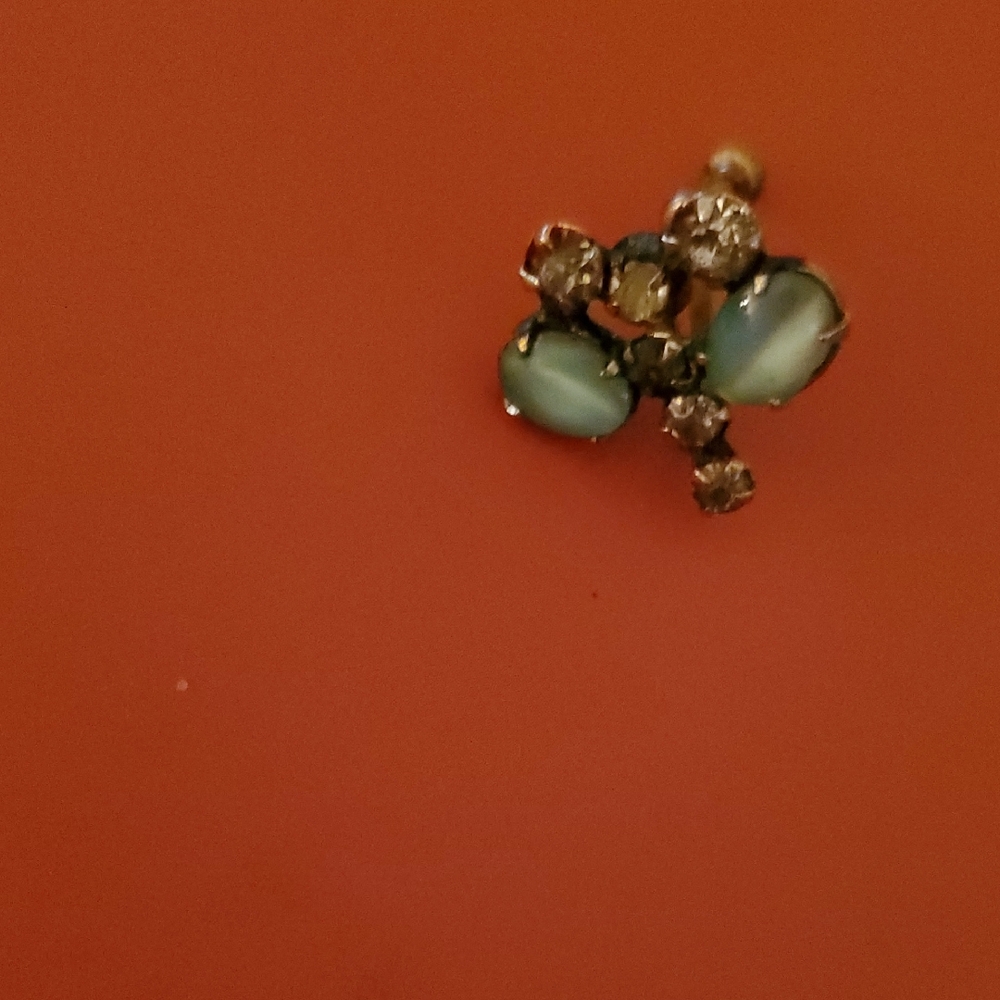 Elegant Gold and Green Women's Jewelry Piece